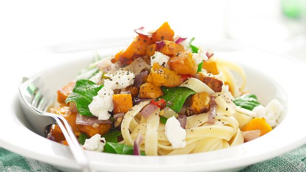 Pasta with pumpkin, spinach and goat's cheese