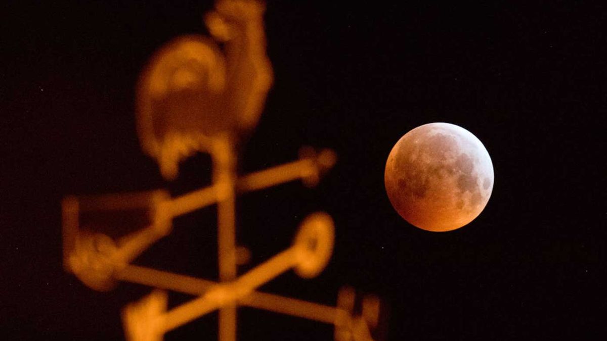 May Lunar Eclipse 21 How To See The Super Blood Moon In Australia Best Time For Viewing Guide 9travel