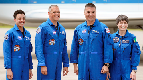 NASA "Tripulación4" Los astronautas, de izquierda a derecha, la especialista de misión Jessica Watkins, el piloto Bob Hines, el comandante Kjell Lindgren y la especialista de misión astronauta de la Agencia Espacial Europea Samantha Cristoforetti de Italia llegan al Centro Espacial Kennedy en Cabo Cañaveral.  (Foto AP/John Raoux)