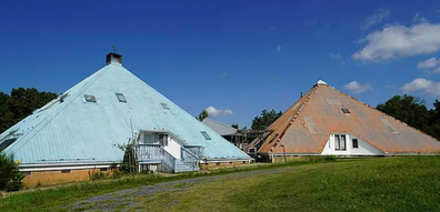 Located in Rockwell, North Carolina in the U.S., three-bedroom home resembles The Great Pyramids of Giza.