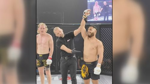 O jovem de 25 anos é pedreiro local, lutador de MMA e pai de uma criança de um ano.