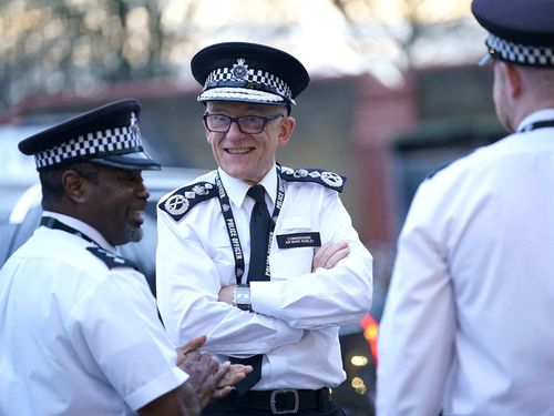 Le commissaire de la police métropolitaine Sir Mark Rowley arrive au poste de police d'Ilford lors d'une visite à Ilford, Essex.