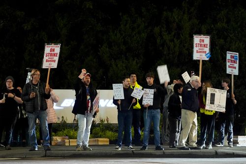 Boeing workers picket