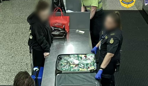 Duas mulheres neozelandesas foram acusadas depois de mais de 33 milhões de dólares em metanfetamina terem sido encontrados dentro das suas malas no aeroporto de Melbourne. 