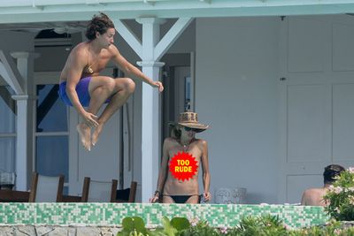 Hi ho, hi ho, it's Heidi Klum on holiday! You know what that means, FIXers: It's time to let it all hang out.<br/><br/>Never one to shy away from topless fun in the sun, the 41-year-old went free and easy on her latest jaunt in the Caribbean island hotspot of St Barts.<br/><br/>Her 28-year-old boyfriend, New York art dealer Vito Schnabel, is one lucky guy and he knows it. Peruse these perky pics and see what we mean.<br/><br/>Images: Snapper. Author: Adam Bub.