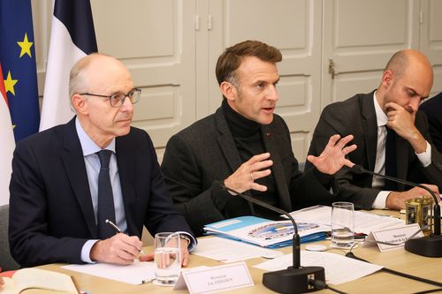 LR: O primeiro-ministro do Luxemburgo, Luc Frieden, o presidente francês, Emmanuel Macron, e o ministro dos Negócios Estrangeiros francês, Jean-Noel Barrot