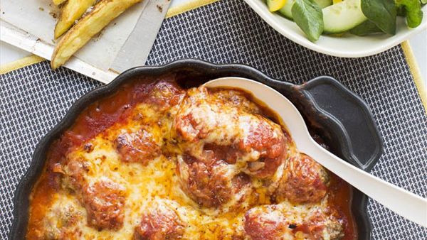 Lamb meatballs with tomato sauce, seasoned oven chips and salad