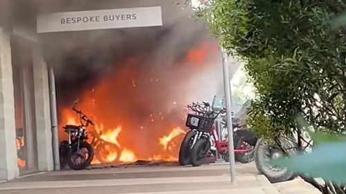 Diverse biciclette sono state viste in fiamme.