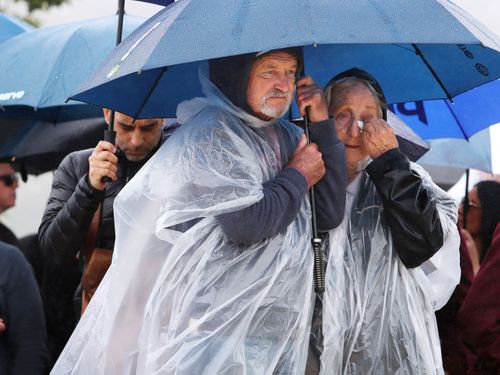 Une femme pleure tranquillement lors d'un service commémoratif au mémorial des attentats de Bali à Coogee.