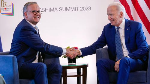 رئیس جمهور ایالات متحده، جو بایدن، سمت راست، و نخست وزیر استرالیا آنتونی آلبانیز در حاشیه اجلاس سران G7 در هیروشیما، ژاپن، شنبه، 20 می 2023.