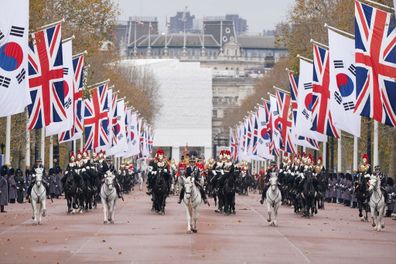 Konwój wojskowy wzdłuż centrum handlowego podczas ceremonii powitania prezydenta Korei Południowej Yoon Suk-yeola i jego żony Kim Keun-hee w pierwszym dniu wizyty państwowej Prezydenta Republiki Korei 21 listopada 2023 r. w Londynie