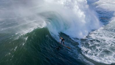 Un surfeur brave de lourdes vagues se brisant à Deadman&# x27;s à Manly