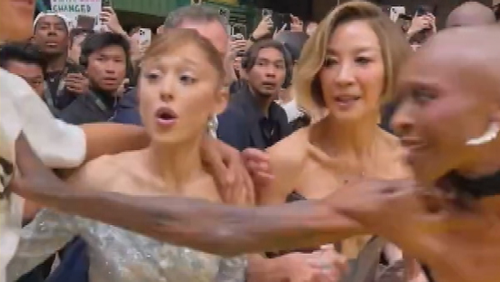 A co-estrela de Grande, Cynthia Erivo, separou Wen de Grande antes que a segurança o afastasse.