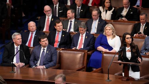 Kevin McCarthy i inni republikanie słuchają, jak konserwatywna pretendentka Lauren Boebert (z prawej strony) biegnie, by zostać mówcą.