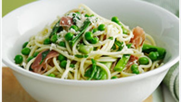 Spaghetti with peas and spring onions