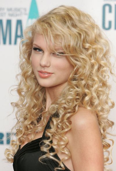 taylor-swift-hairstyles-in-photos-9celebrity