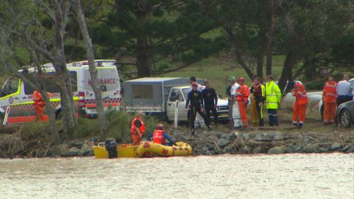 The girl raised the alarm after the vehicle plunged into the Tweed River. (9NEWS)