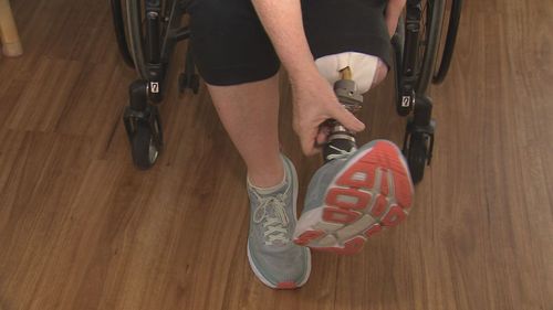 Pendant un certain temps, elle a dû affronter ses journées en fauteuil roulant, mais grâce à une rééducation en cours, elle est maintenant de retour sur ses pieds grâce à une jambe prothétique.