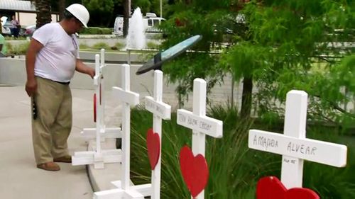 Illinois man travels over 1900km to deliver crosses to Orlando shooting victim's families