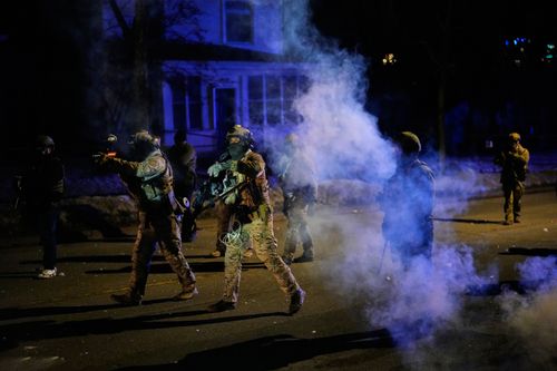 Agentes federais de imigração disparam bolas de pimenta enquanto gás lacrimogêneo é disparado no local de um tiroteio na quarta-feira, 14 de janeiro de 2026, em Minneapolis. (Foto AP/John Locher)