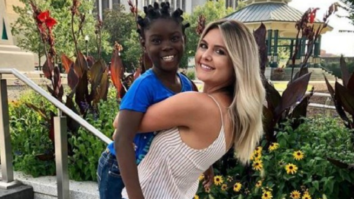 Nurse reunites with girl she saved from nearly drowning at apartment  complex pool - 9Honey