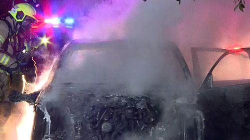 Un'auto è stata trovata data alle fiamme a Kingsgrove.