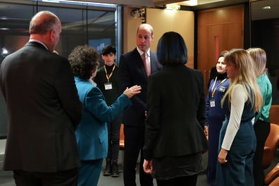 Принц Уилям, принц на Уелс, слуша Sinead Lloyd Ellen Jones (втората вляво), докато той се среща с членове на Уелския младежки парламент по време на посещение на Sinead в Sinead Cymru на 16 ноември 2022 г. в Кардиф, Уелс