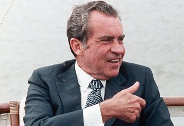 Which Soviet leader is credited with pursuing a policy of détente with Richard Nixon?