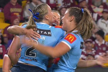 Jamie Chapman and teammates celebrate her try in the first half of the opening women&#x27;s State of Origin match.