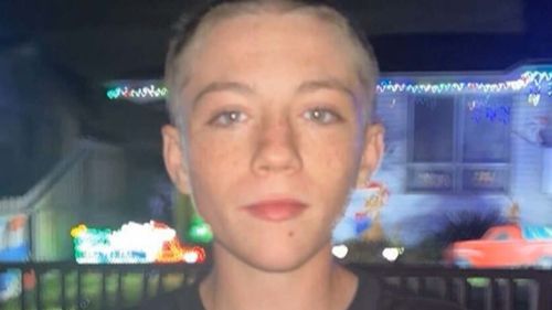 Un adolescente di nome JJ che viaggiava sul sedile anteriore è morto in un incidente a Geelong.