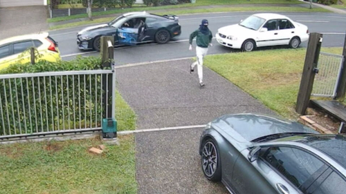 La CCTV mostra un ladro incappucciato con un grosso coltello che scende dalla Mustang blu e cerca di avviare un'auto aperta ieri mattina nel vialetto di una casa sulla Gold Coast.