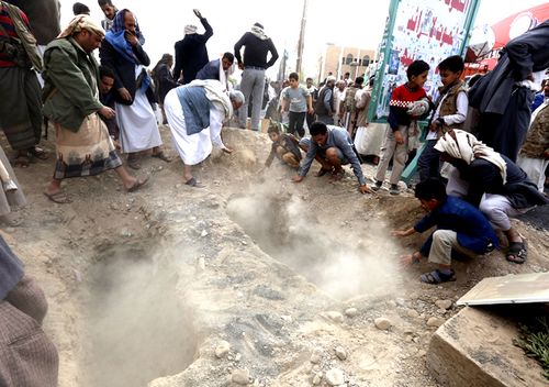 Yemenis bury the bodies of Houthi militia members allegedly killed during recent fighting. (AAP)