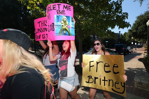 Ana Luisa Gallegoz, 31 ans, marche avec des fans de Britney Spears lors du #FreeBritney Dallas Rally à Griggs Park le 25 septembre 2021 à Dallas, Texas. 