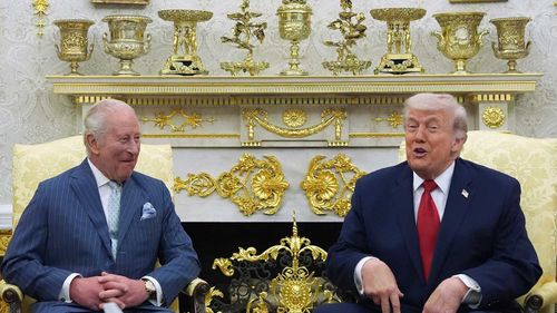 Donald Trump (à direita) tem uma longa história de dar nomes às coisas com seu próprio nome.