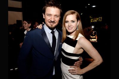 Jeremy Renner and Amy Adams.