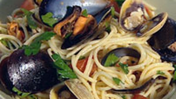 Spaghetti with mussels & clams