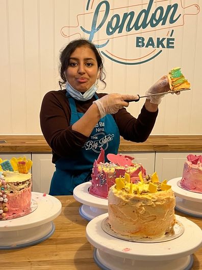 Instructor Nina cuts out cake to check the gradient colouring inside