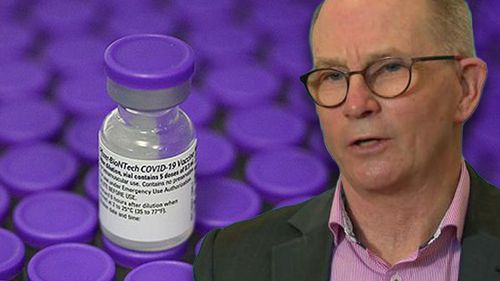 Le professeur CMO Paul Kelly avec encart une dose de vaccin COVID-19.