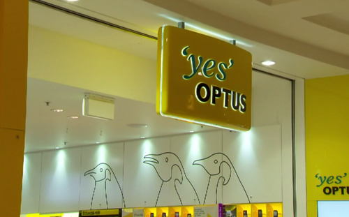 When Lisa tried calling Optus, her service had already been cut. (9NEWS)