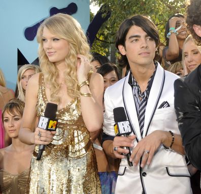 Taylor Swift and Joe Jonas arrive on the red carpet of the 2008 MTV Video Music Awards at Paramount Pictures Studios on September 7, 2008 in Los Angeles, California.  (Photo by Kevin Mazur/WireImage)