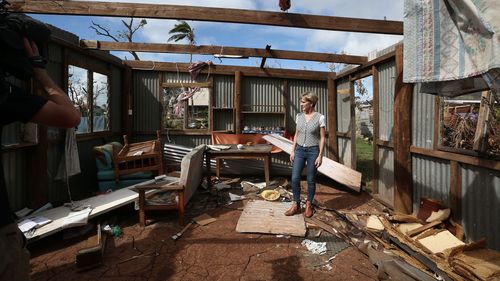 A então ministra das Relações Exteriores da Austrália, Julie Bishop, caminha por uma casa destruída pelo ciclone Winston em 2016.