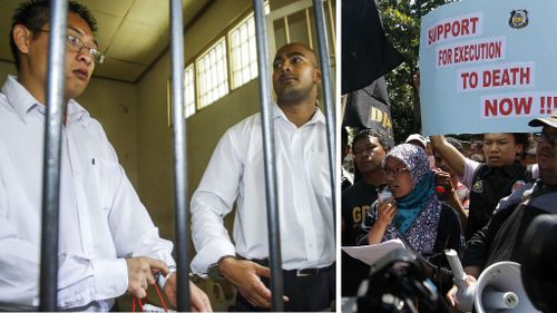 Andrew Chan and Myuran Sukumaran in 2006 (left) and a pro-execution rally (right). (AAP)