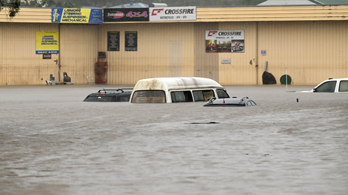 Les eaux de crue inondent les voitures le 30 mars 2022 à Lismore, en Australie.  Des ordres d'évacuation ont été émis pour les villes de la région des rivières du Nord de la Nouvelle-Galles du Sud, avec des inondations soudaines attendues au milieu de fortes pluies.