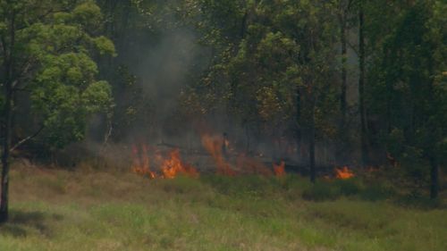 Les températures élevées dans le Queensland ont mis au défi les pompiers alors qu'ils combattaient plusieurs incendies à travers l'État.