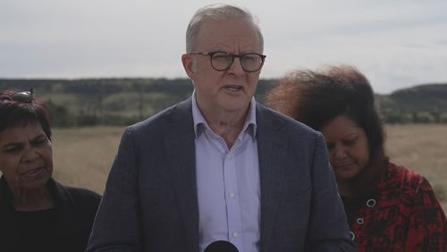 Başbakan Anthony Albanese, Alice Springs'te Kumanjayi Little Baby'nin yaslı ailesiyle bir araya geldi.