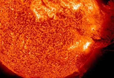 Which element is the Sun predominantly composed of?
