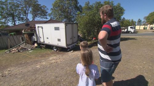 Robert Butler et ses quatre jeunes enfants se trouvaient dans le salon au moment de l'accident.