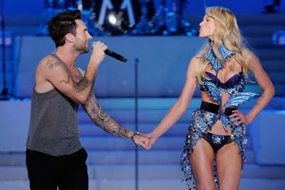 2011 sure was an eventful year!  Adam Levine also sang hand in hand with girlfriend  Anne V.  However, the pair have since broken up, and he is now with fellow angel Behati Prinsloo.  Awkward…