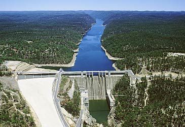 Which is Australia's largest urban water supply dam, with a 2027 gigalitre capacity?