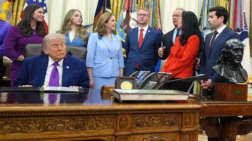 Donald Trump gözleri kapalı bir Oval Ofis toplantısında.